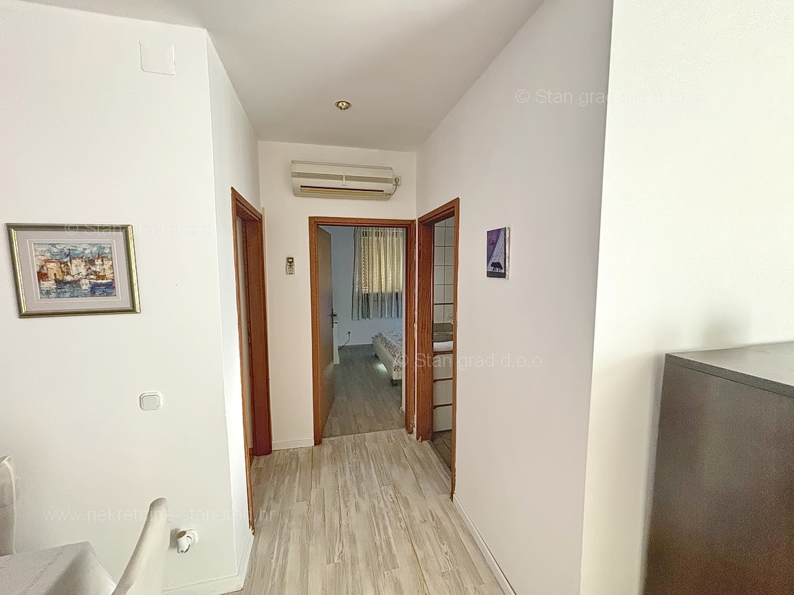 Malinska, pritlični apartma z vrtom na mirni lokaciji!