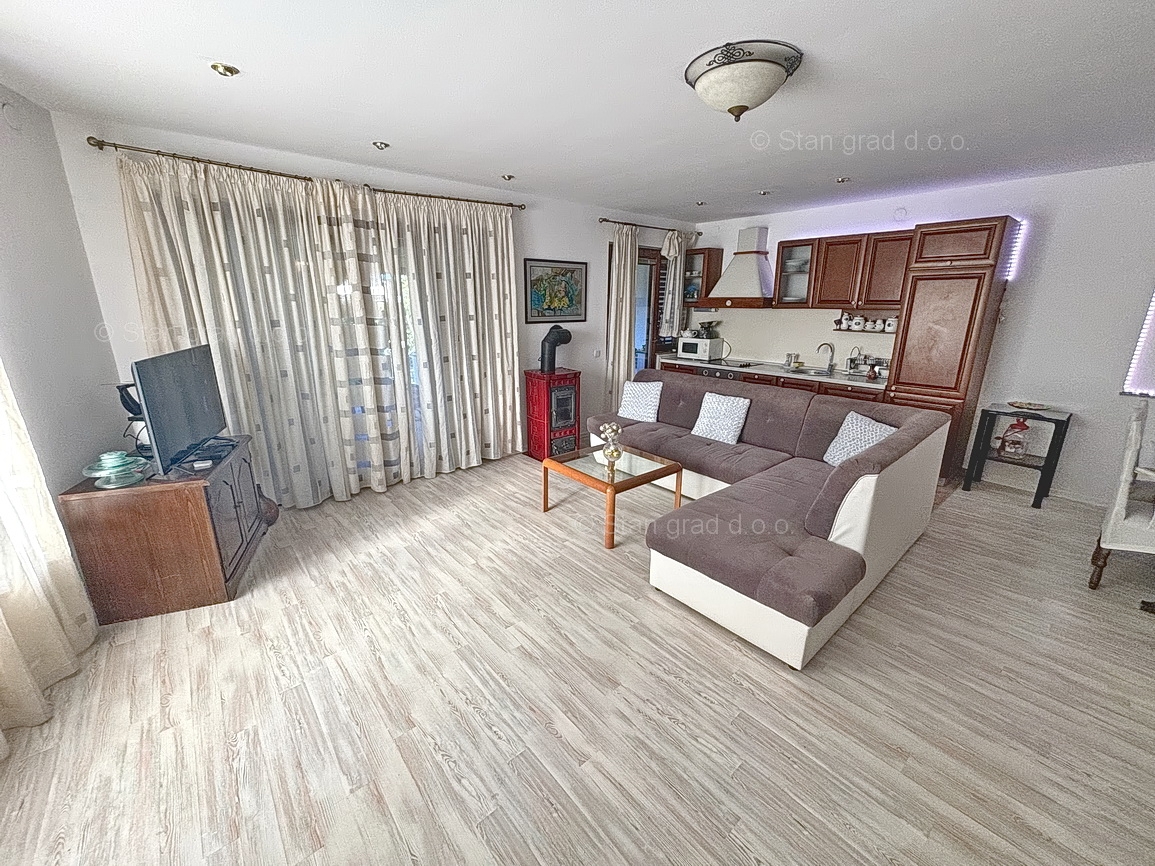 Malinska, pritlični apartma z vrtom na mirni lokaciji!