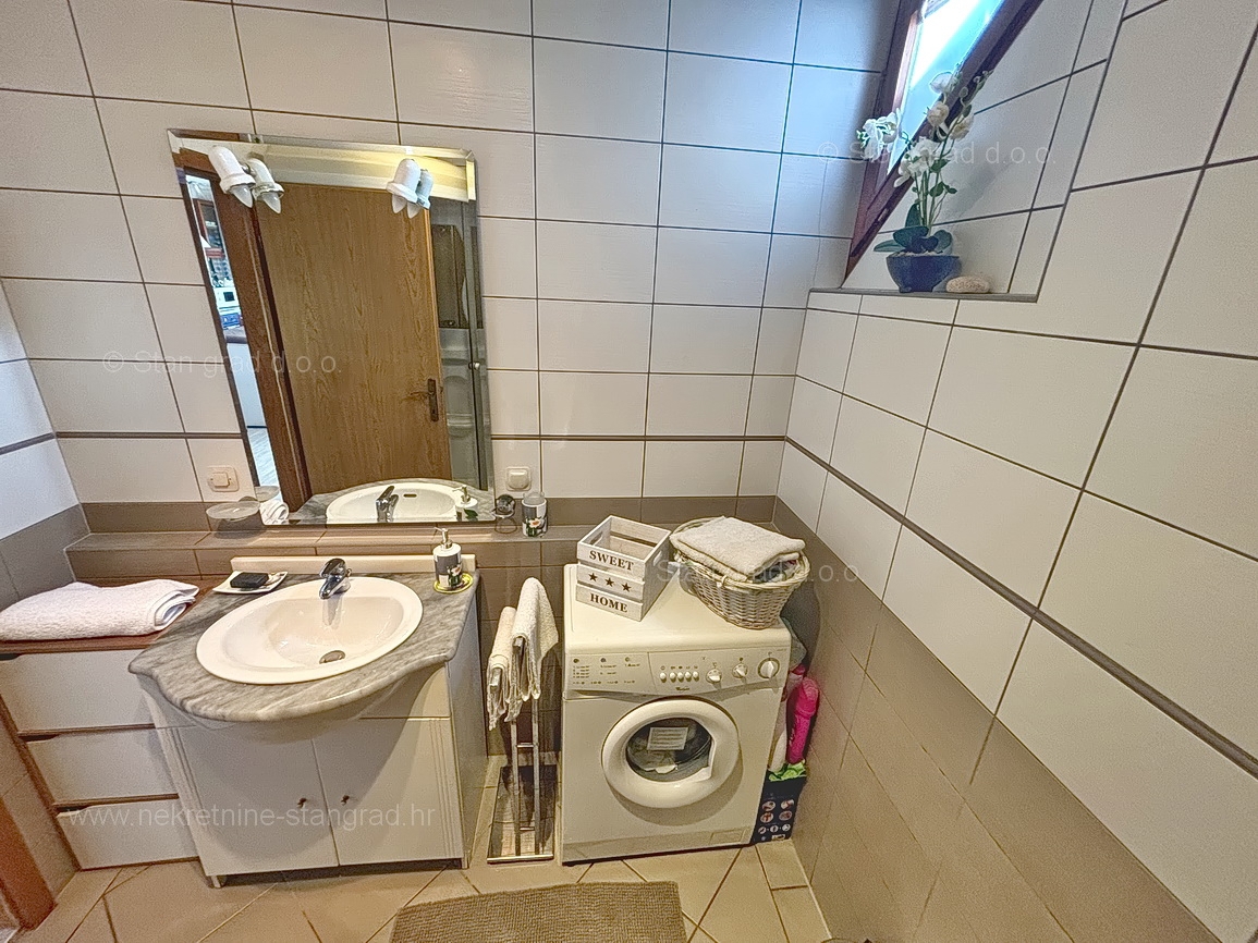 Malinska, pritlični apartma z vrtom na mirni lokaciji!