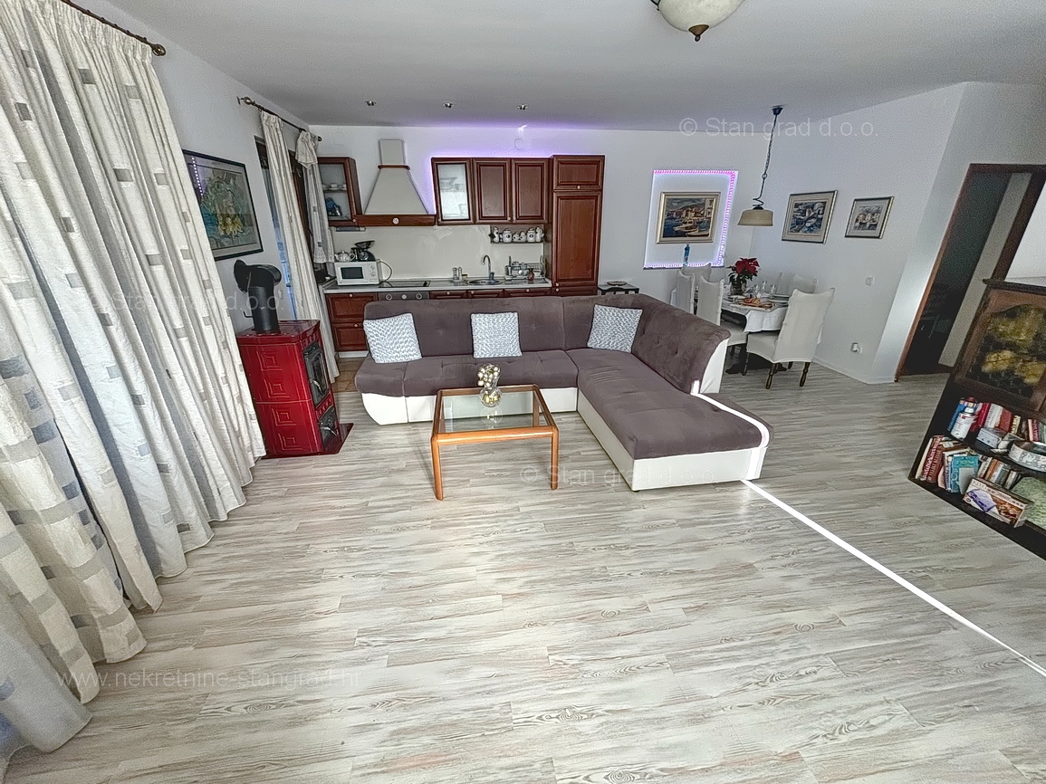 Malinska, pritlični apartma z vrtom na mirni lokaciji!