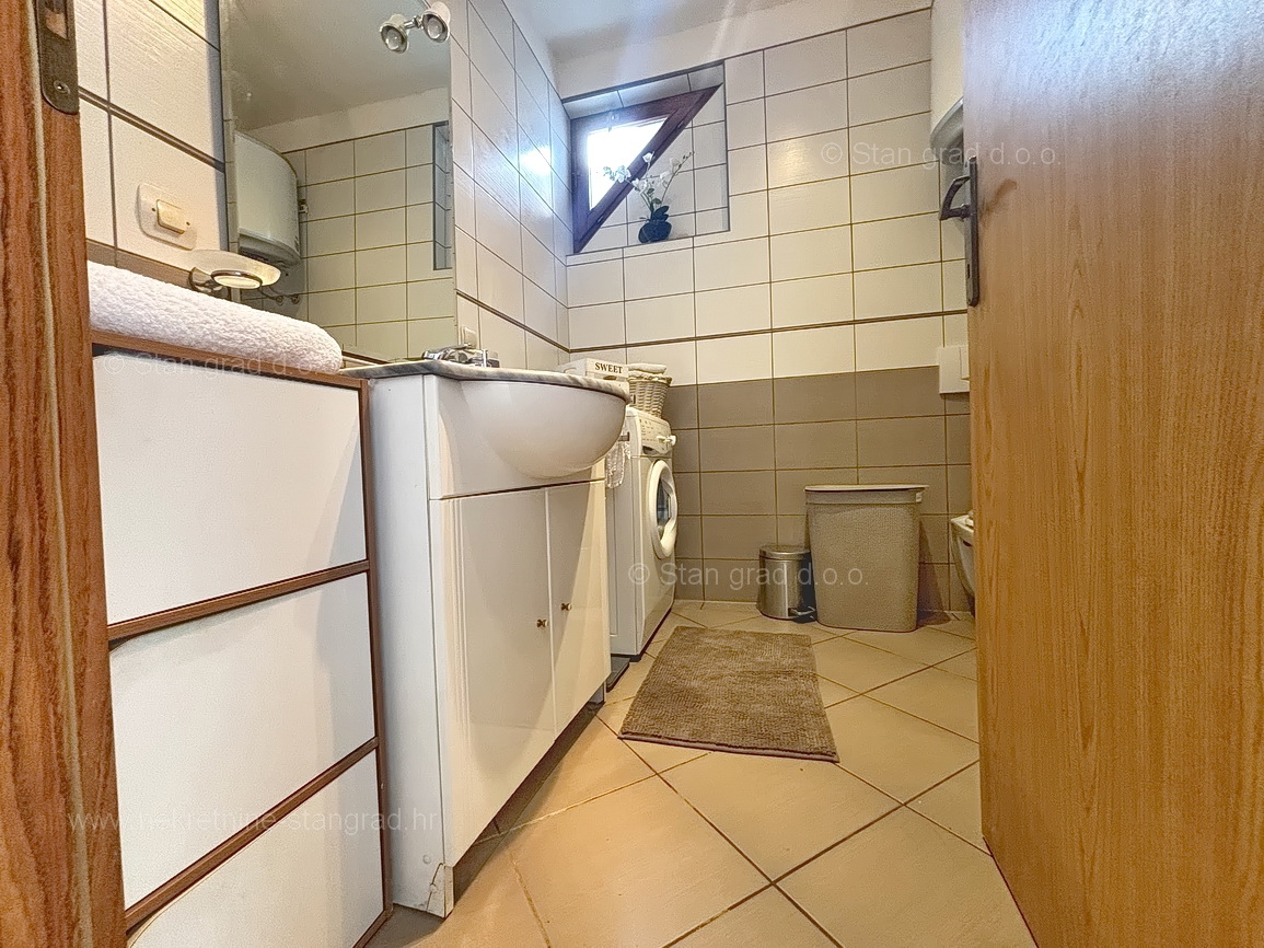 Malinska, pritlični apartma z vrtom na mirni lokaciji!