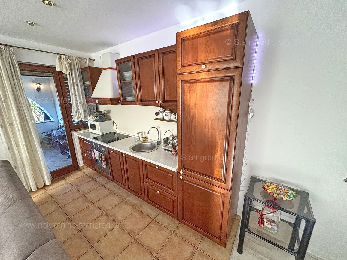 Malinska, pritlični apartma z vrtom na mirni lokaciji!