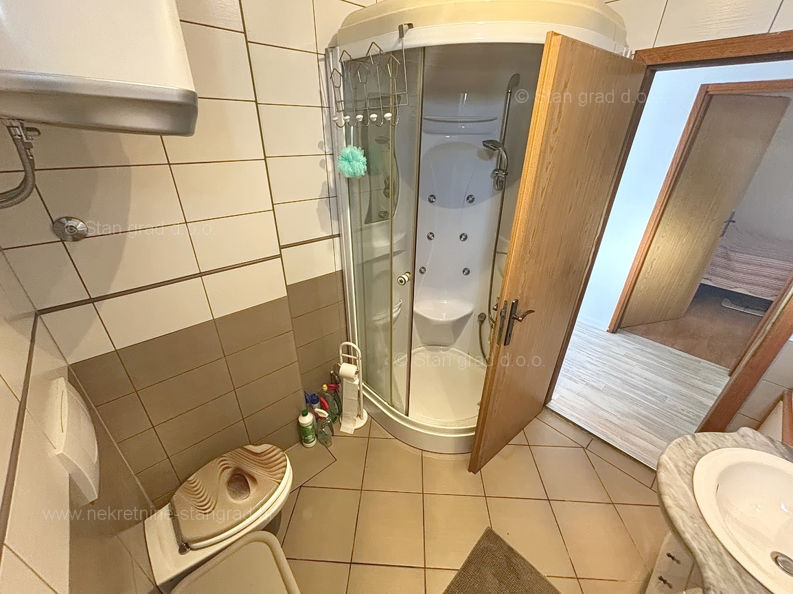Malinska, pritlični apartma z vrtom na mirni lokaciji!