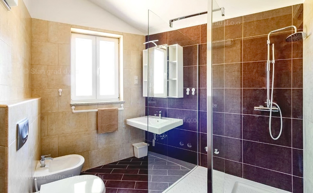 Malinska, prostoren apartma z dvema terasama in pogledom na morje!