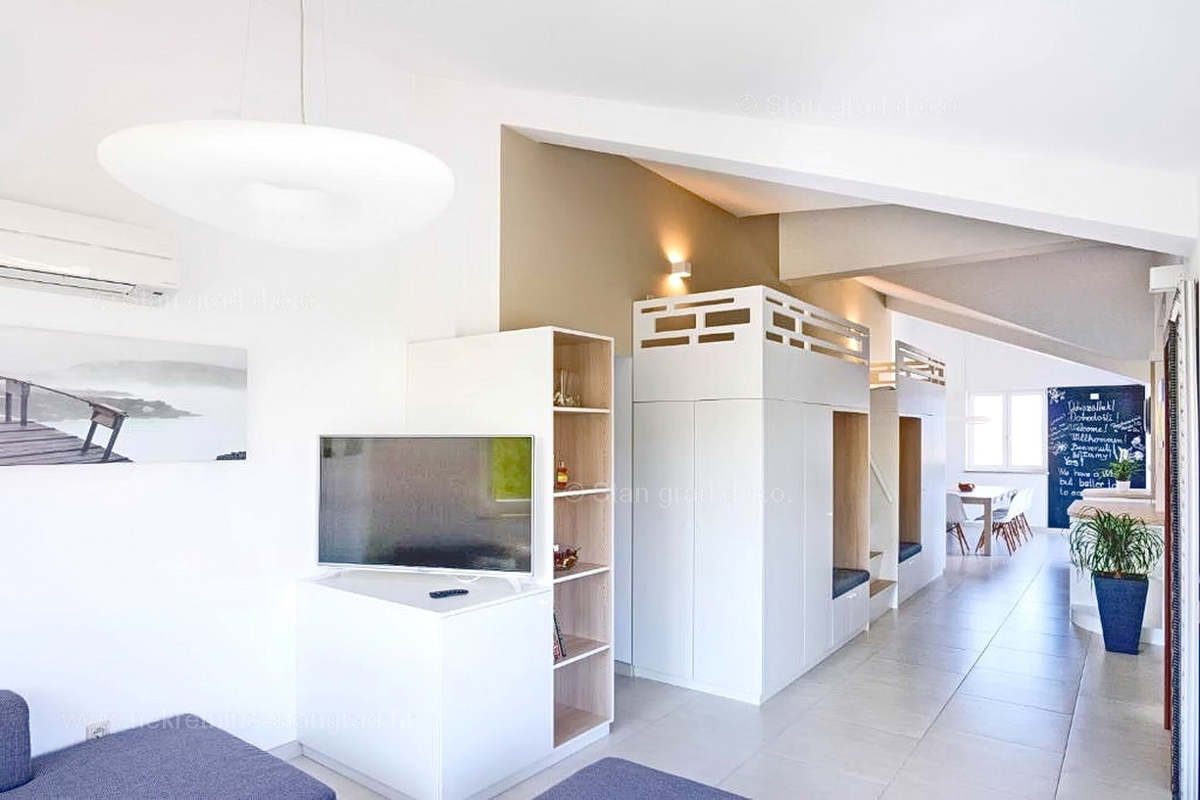 Malinska, prostoren apartma z dvema terasama in pogledom na morje!