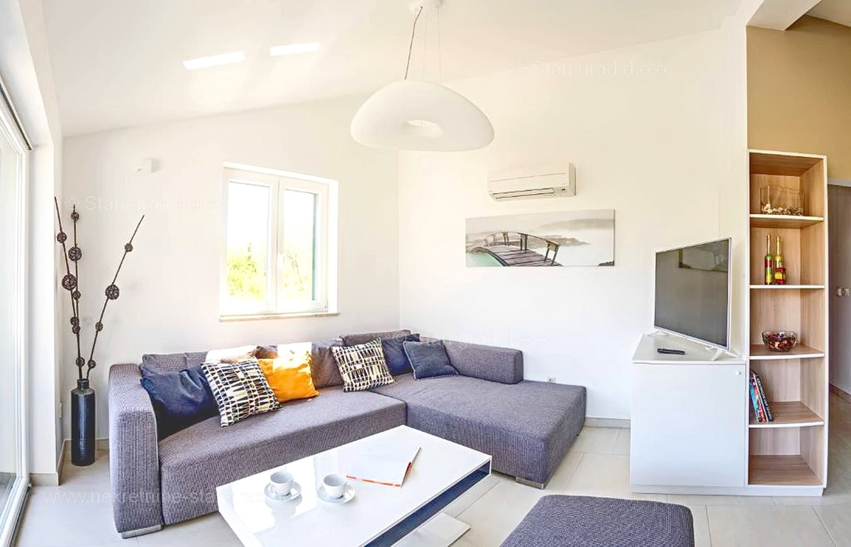 Malinska, prostoren apartma z dvema terasama in pogledom na morje!