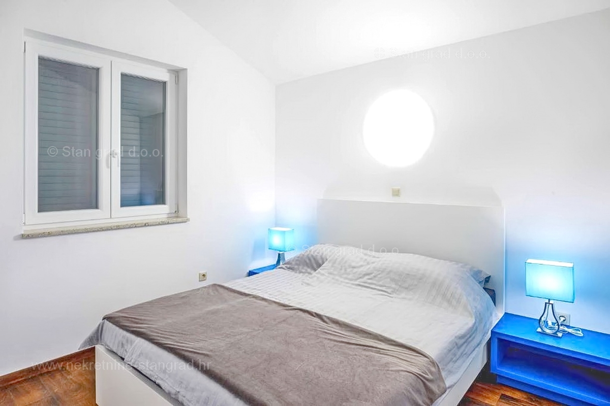 Malinska, prostoren apartma z dvema terasama in pogledom na morje!