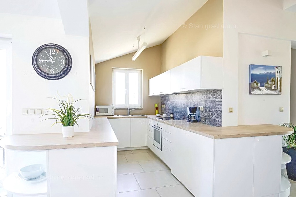 Malinska, prostoren apartma z dvema terasama in pogledom na morje!