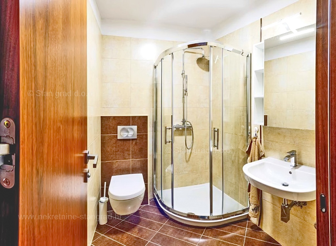Malinska, prostoren apartma z dvema terasama in pogledom na morje!