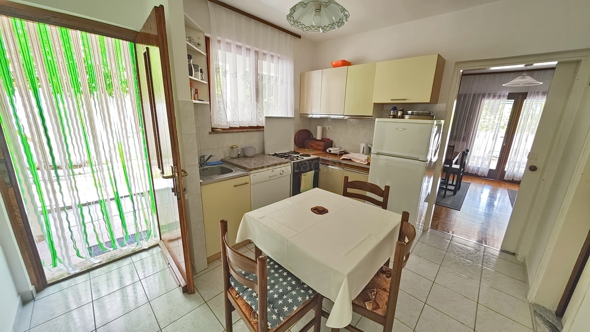 Baška, dvojček s 4 apartmaji blizu morja!