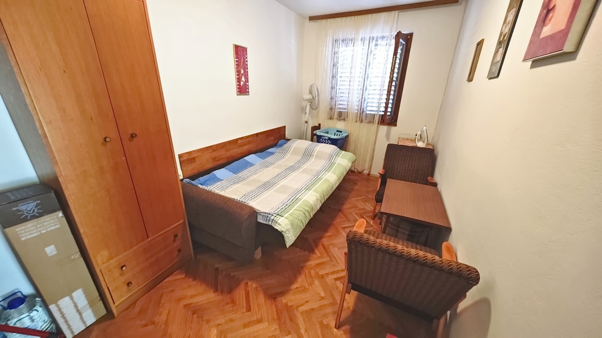 Baška, dvojček s 4 apartmaji blizu morja!