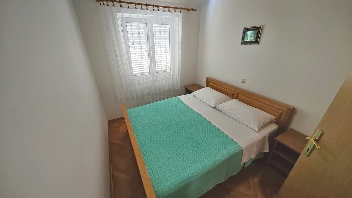 Baška, dvojček s 4 apartmaji blizu morja!