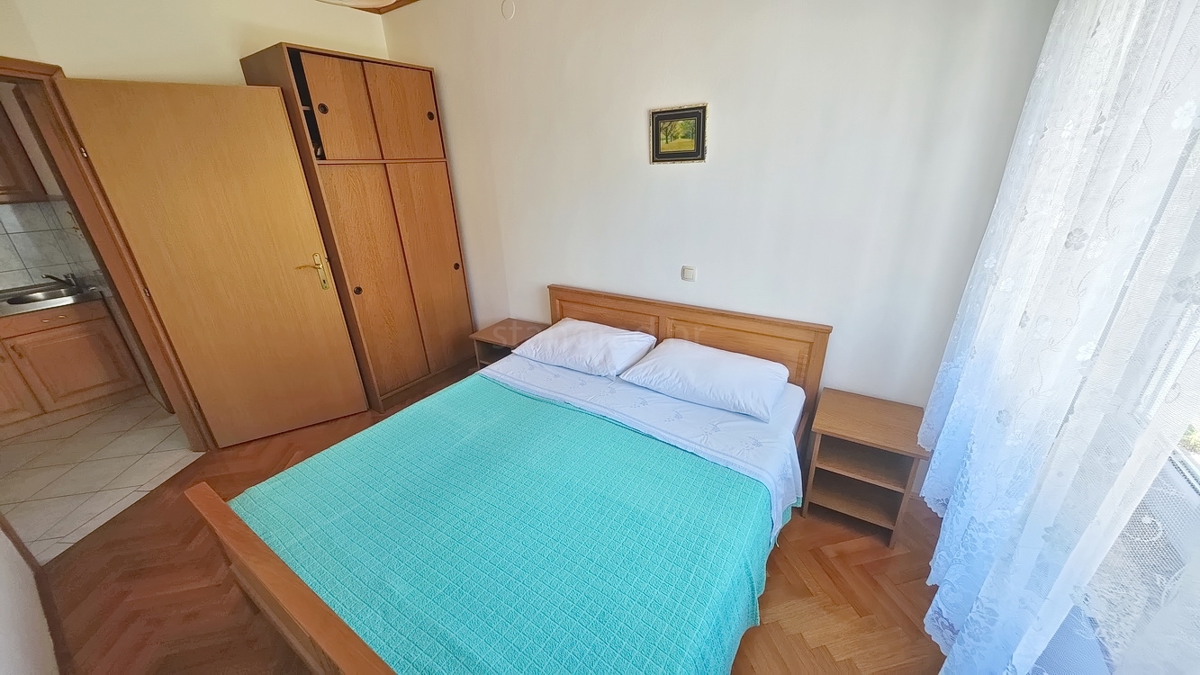Baška, dvojček s 4 apartmaji blizu morja!