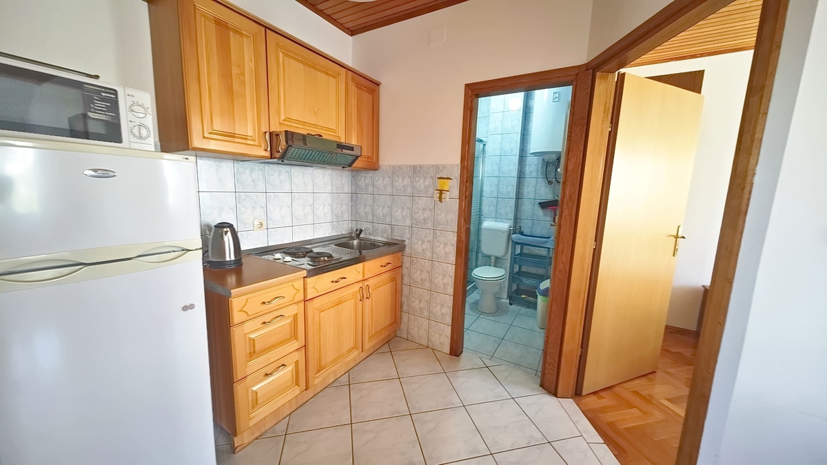 Baška, dvojček s 4 apartmaji blizu morja!
