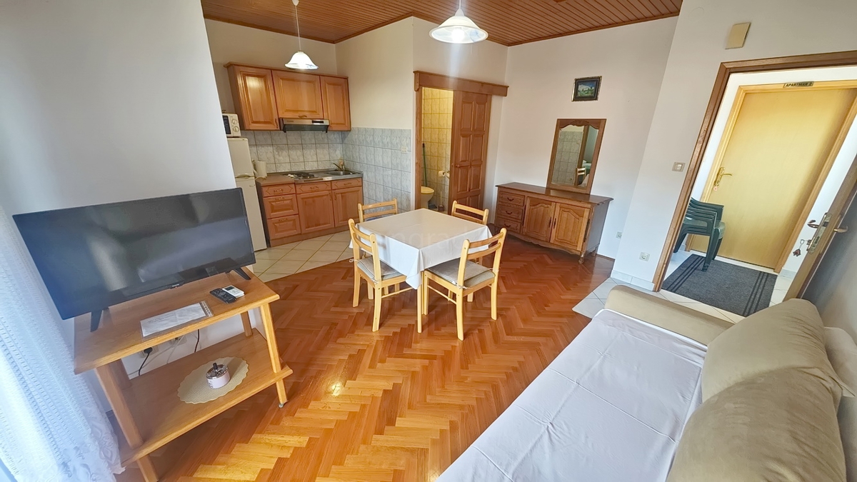 Baška, dvojček s 4 apartmaji blizu morja!