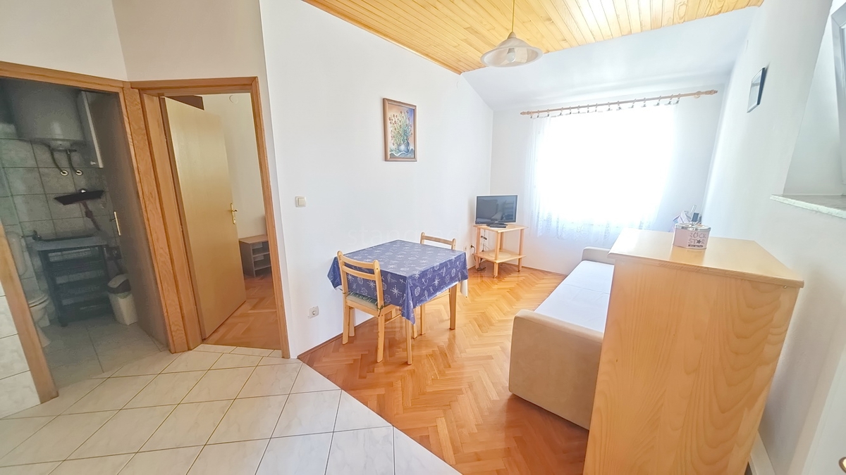 Baška, dvojček s 4 apartmaji blizu morja!