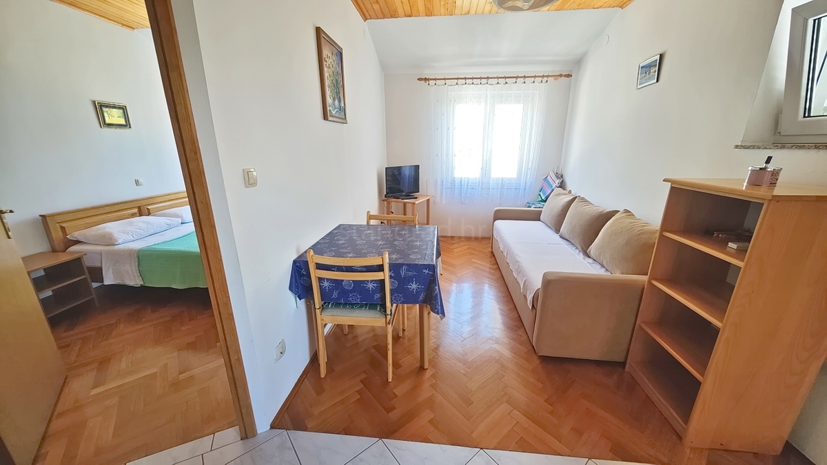 Baška, dvojček s 4 apartmaji blizu morja!