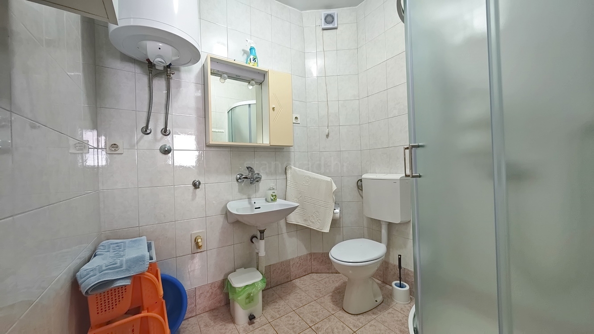 Baška, dvojček s 4 apartmaji blizu morja!