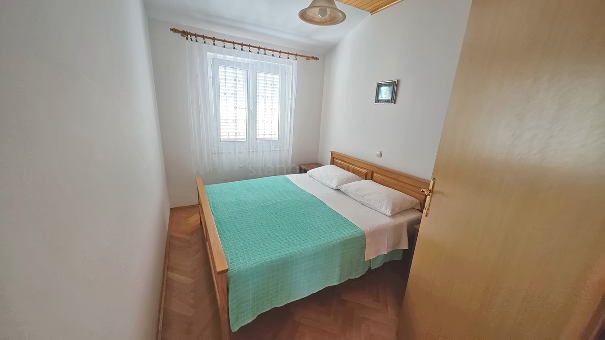 Baška, dvojček s 4 apartmaji blizu morja!