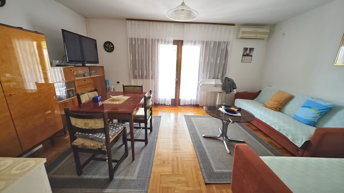 Baška, dvojček s 4 apartmaji blizu morja!