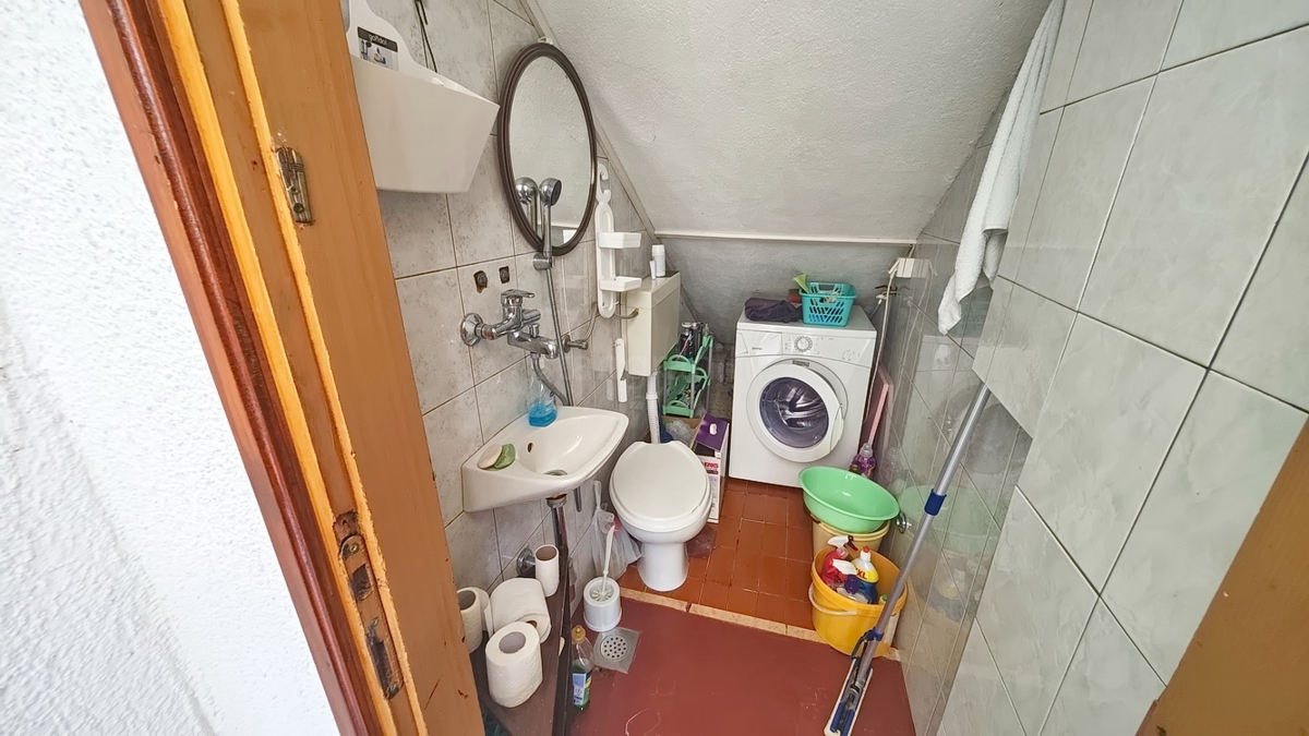 Baška, dvojček s 4 apartmaji blizu morja!