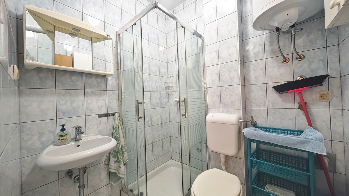 Baška, dvojček s 4 apartmaji blizu morja!