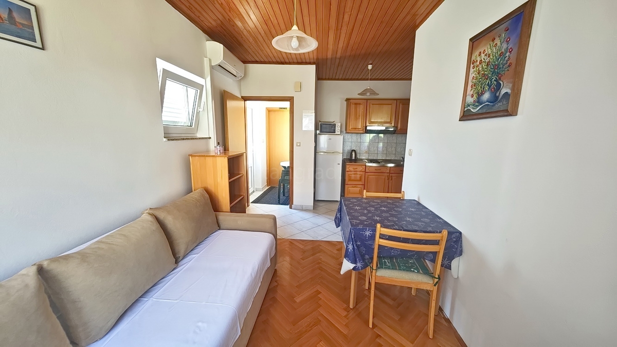 Baška, dvojček s 4 apartmaji blizu morja!