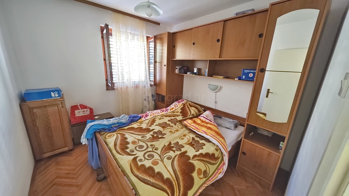 Baška, dvojček s 4 apartmaji blizu morja!
