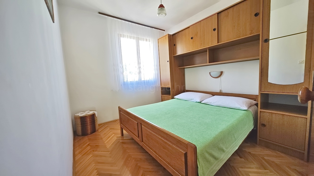 Baška, dvojček s 4 apartmaji blizu morja!