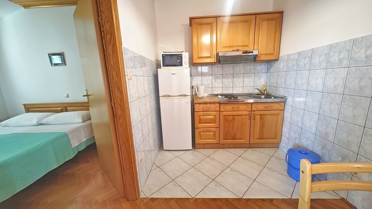 Baška, dvojček s 4 apartmaji blizu morja!
