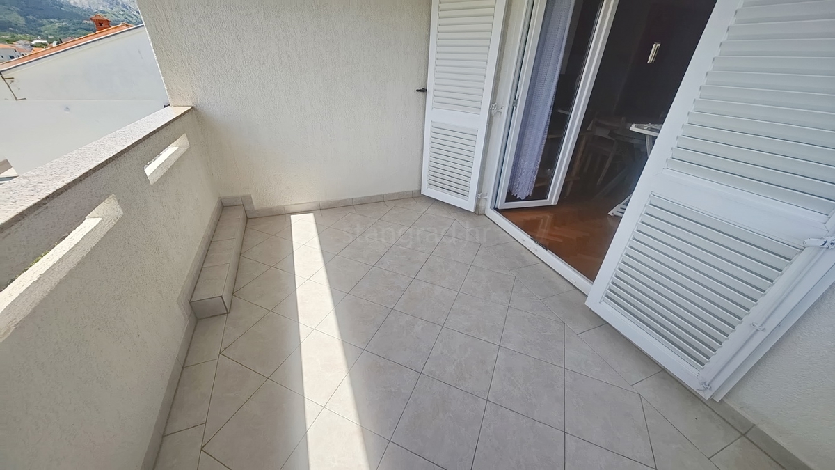Baška, dvojček s 4 apartmaji blizu morja!