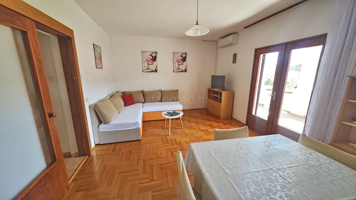 Baška, dvojček s 4 apartmaji blizu morja!