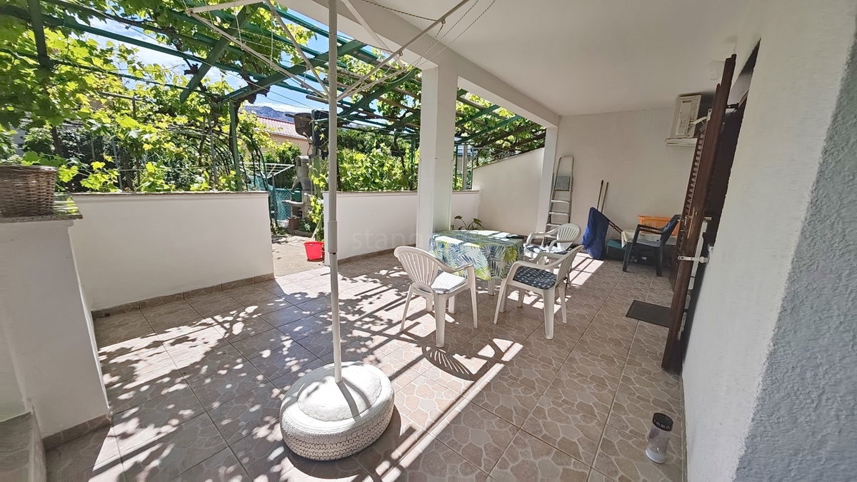 Baška, dvojček s 4 apartmaji blizu morja!