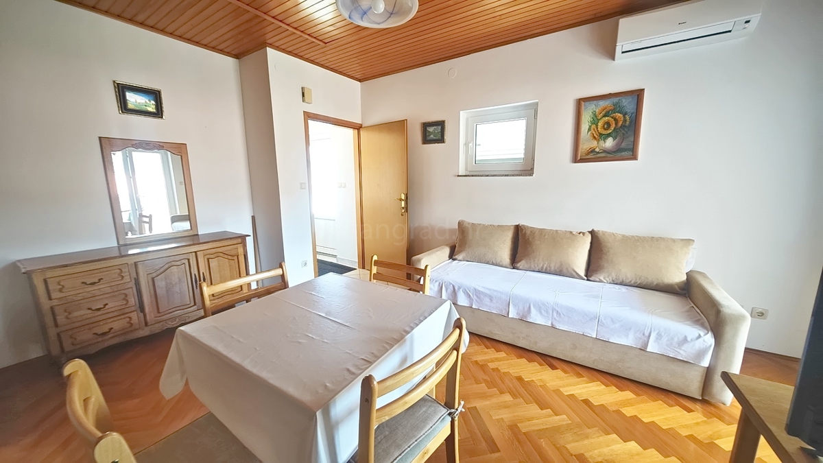 Baška, dvojček s 4 apartmaji blizu morja!
