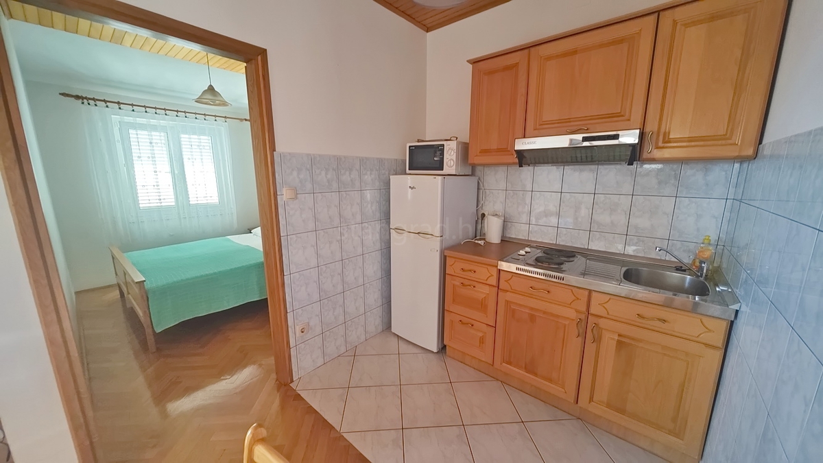 Baška, dvojček s 4 apartmaji blizu morja!