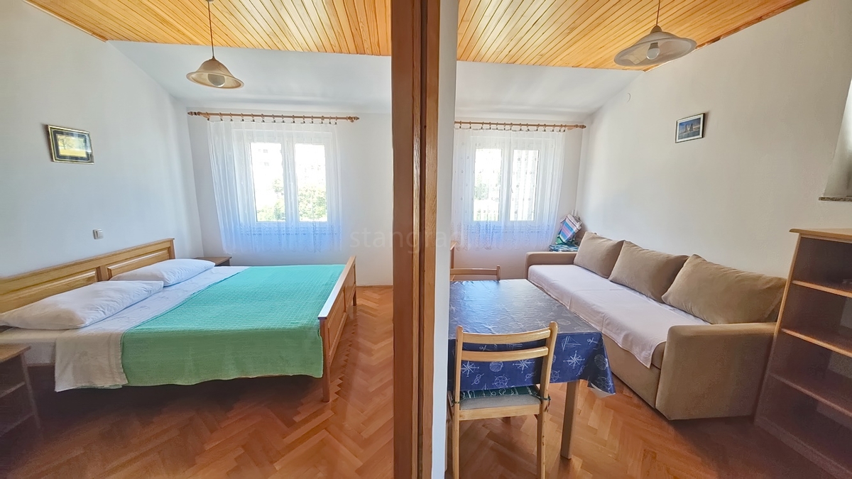 Baška, dvojček s 4 apartmaji blizu morja!