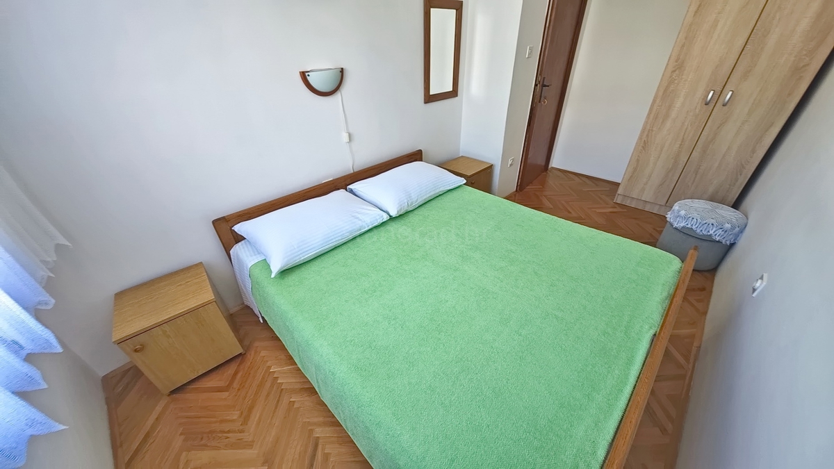 Baška, dvojček s 4 apartmaji blizu morja!