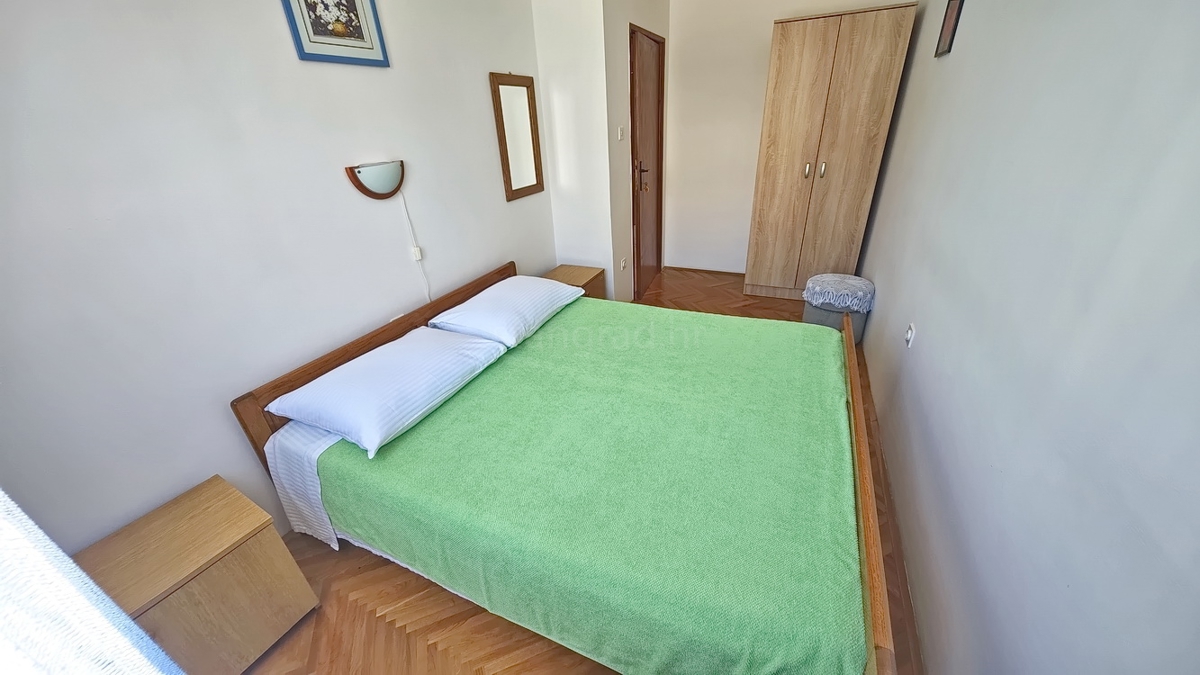 Baška, dvojček s 4 apartmaji blizu morja!
