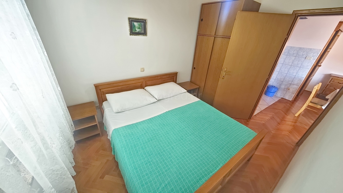 Baška, dvojček s 4 apartmaji blizu morja!