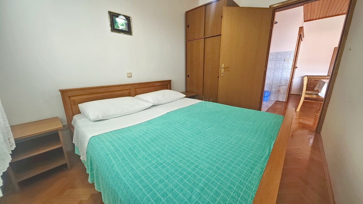 Baška, dvojček s 4 apartmaji blizu morja!