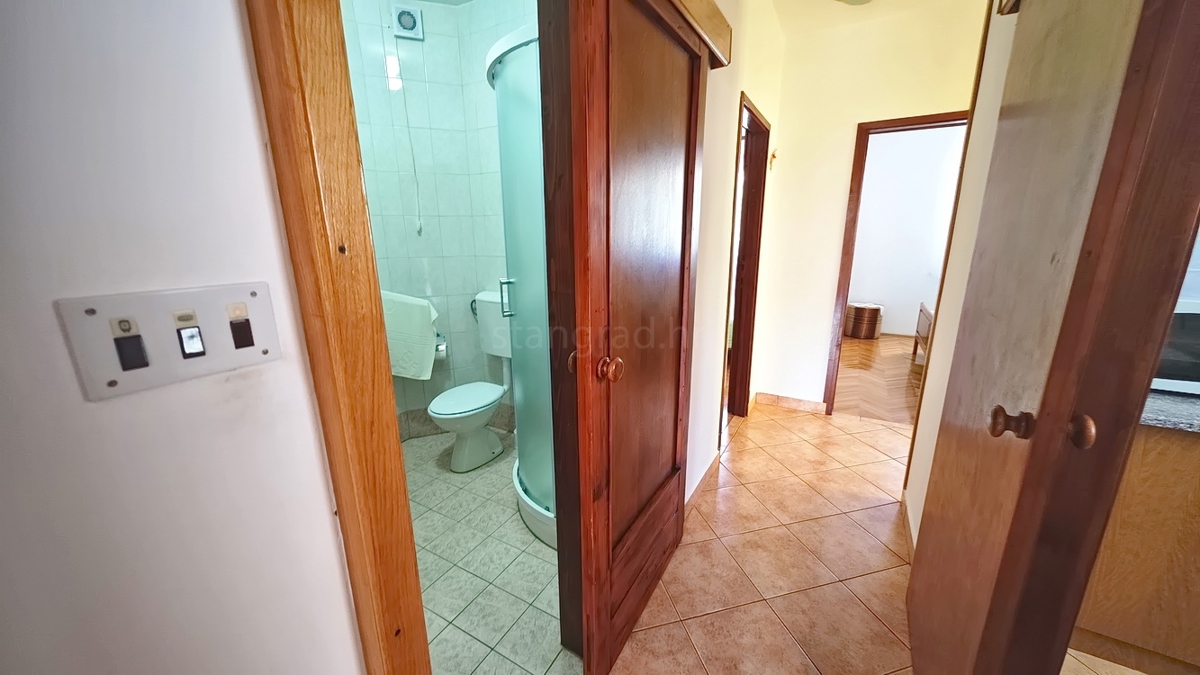 Baška, dvojček s 4 apartmaji blizu morja!