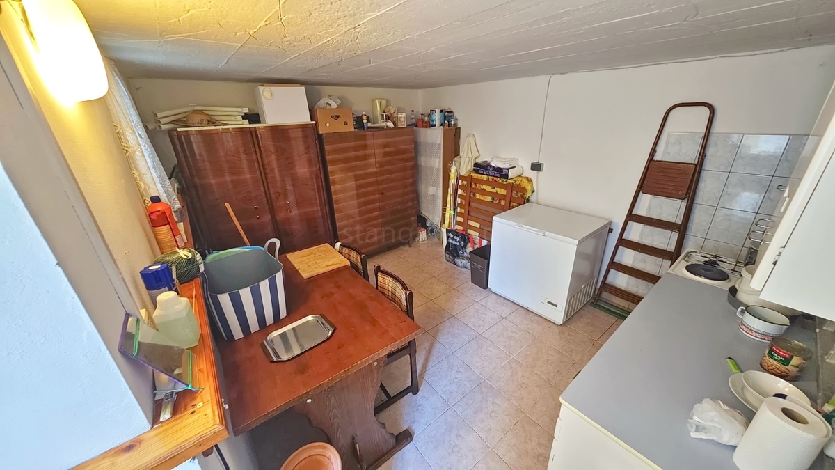 Baška, dvojček s 4 apartmaji blizu morja!
