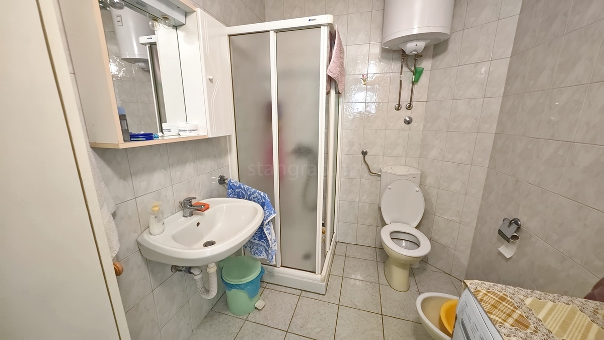 Baška, dvojček s 4 apartmaji blizu morja!