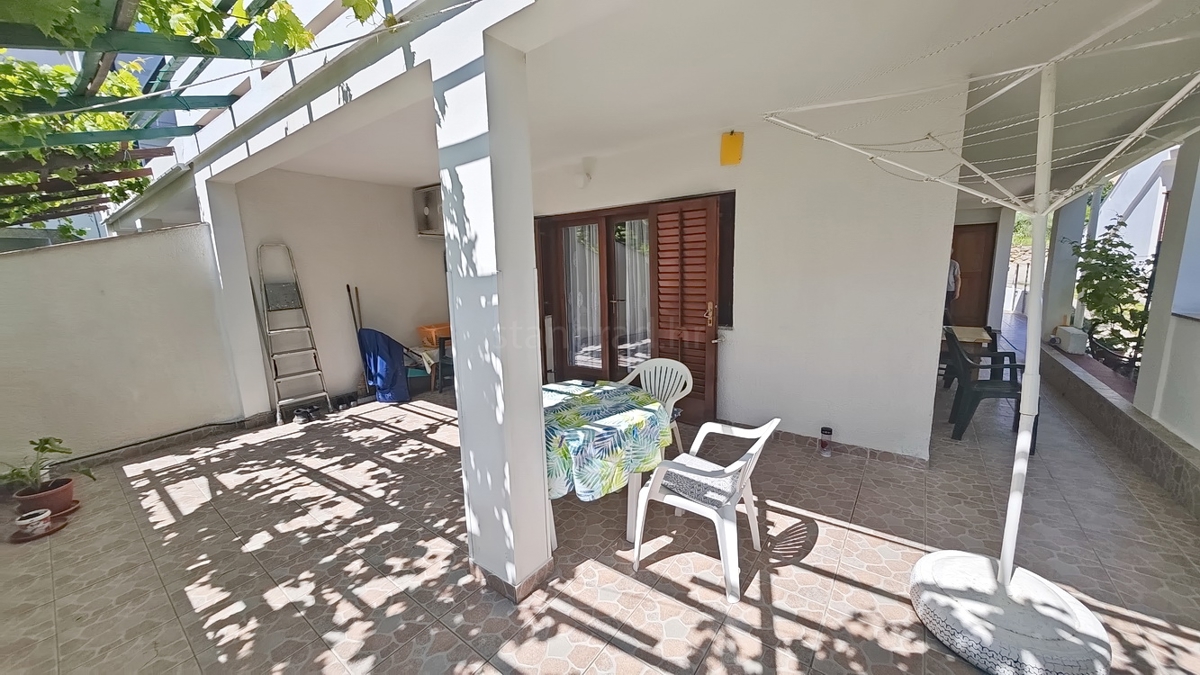 Baška, dvojček s 4 apartmaji blizu morja!