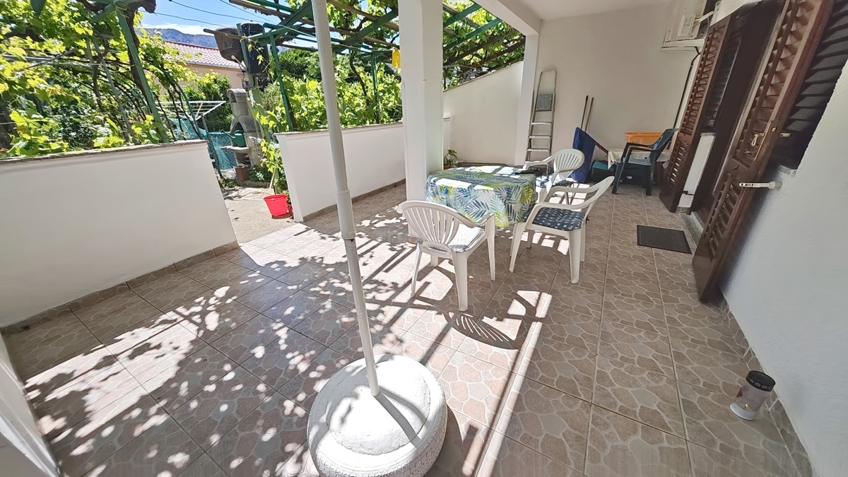 Baška, dvojček s 4 apartmaji blizu morja!