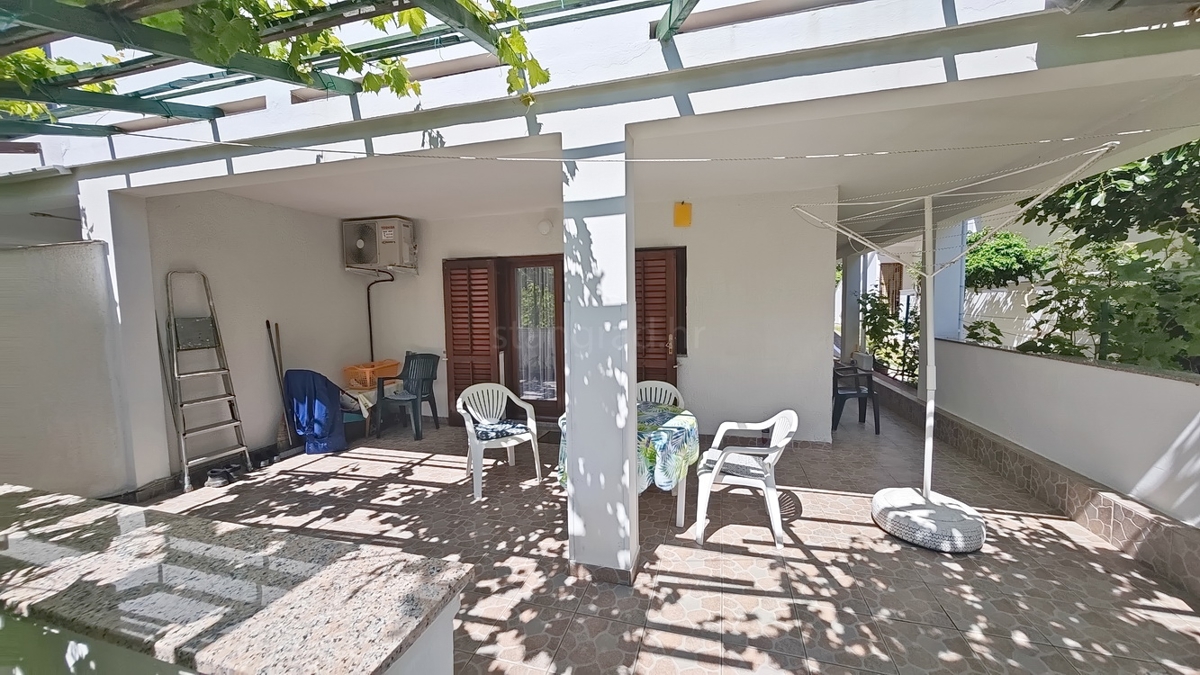 Baška, dvojček s 4 apartmaji blizu morja!