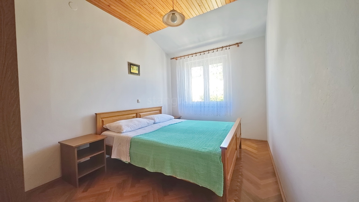 Baška, dvojček s 4 apartmaji blizu morja!