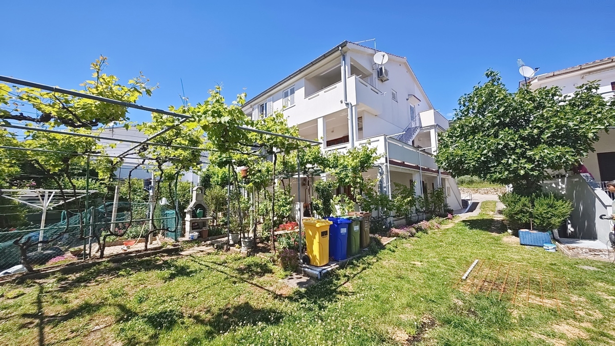 Baška, dvojček s 4 apartmaji blizu morja!