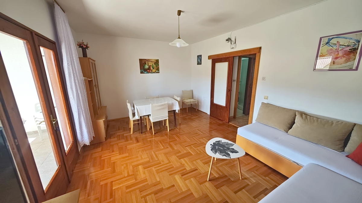 Baška, dvojček s 4 apartmaji blizu morja!