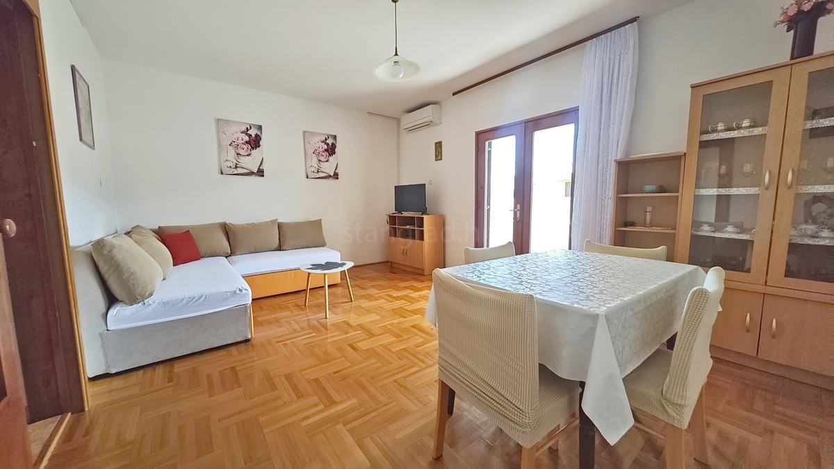 Baška, dvojček s 4 apartmaji blizu morja!